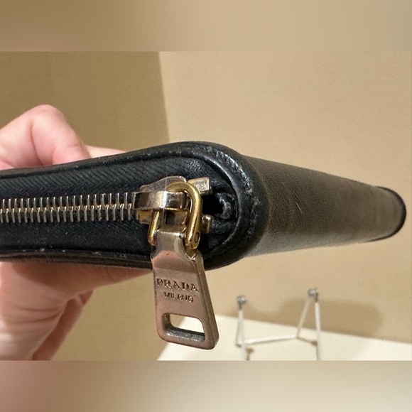 Prada Saffiano Round Trimmed Zip Around Long Wallet - Picture 4 of 13